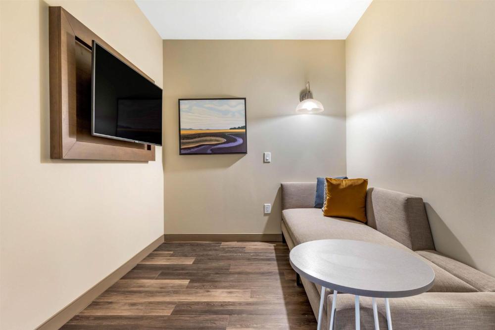 King Room with Roll-In Shower - Disability Access interior